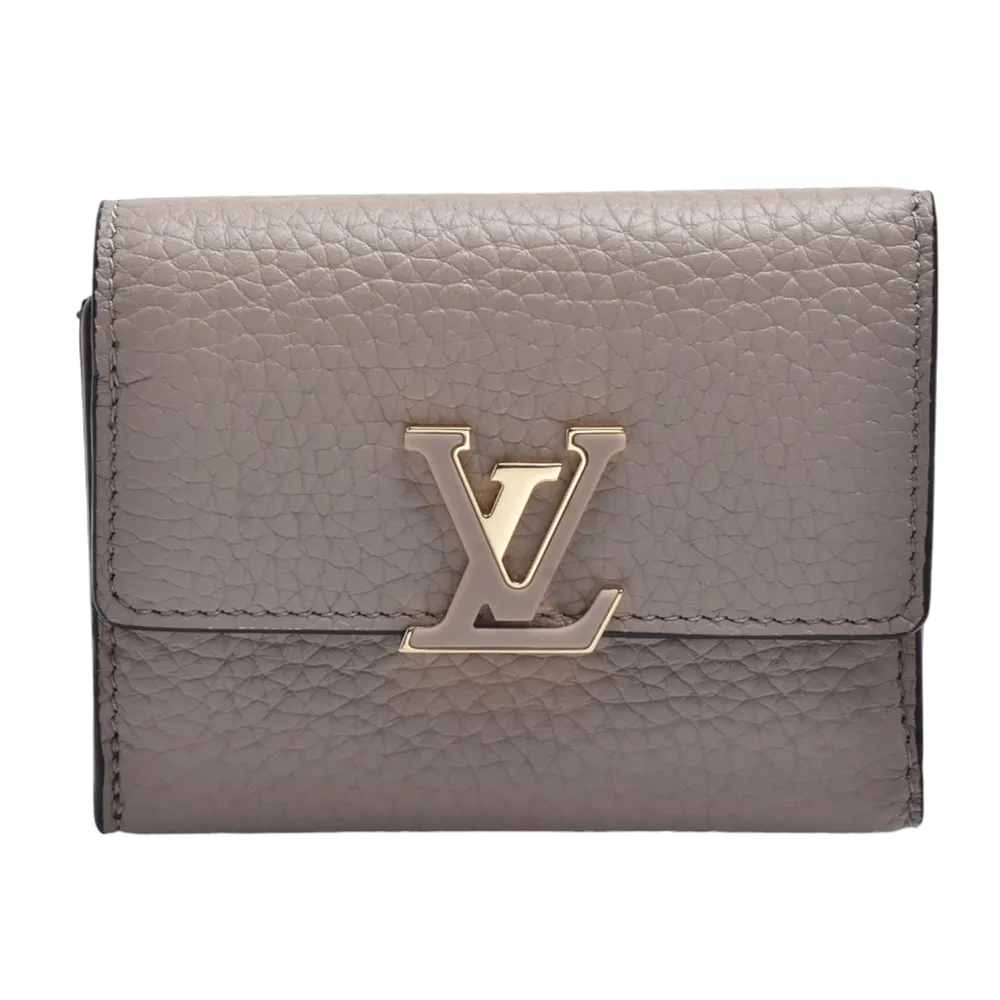 【Louis Vuitton 路易威登】M68747 經典Capucines XS 系列粒面皮革LV標誌暗扣短夾(灰色)