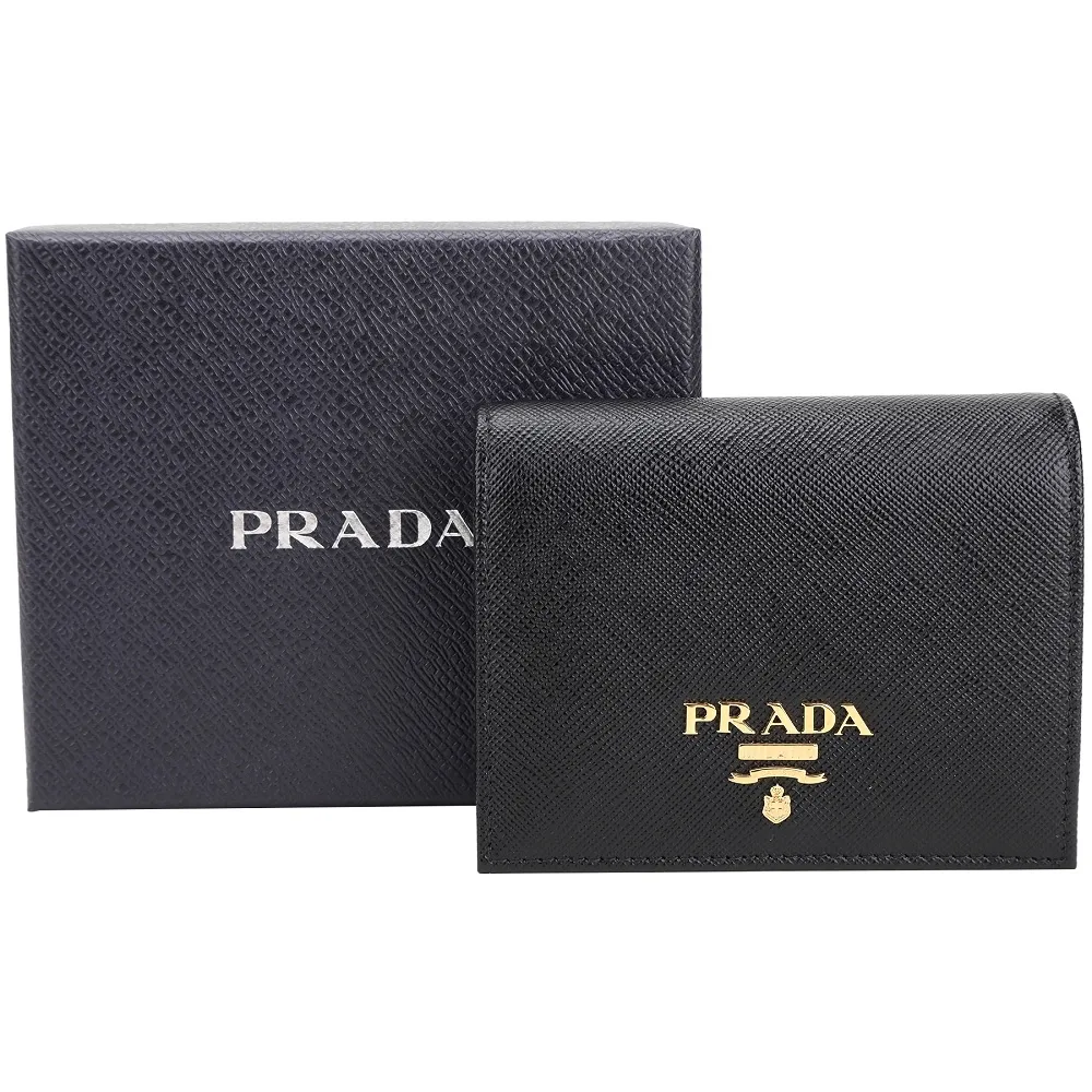 【PRADA 普拉達】Saffiano 金字浮刻對折釦式短夾(黑色 錢包 皮夾 送禮)