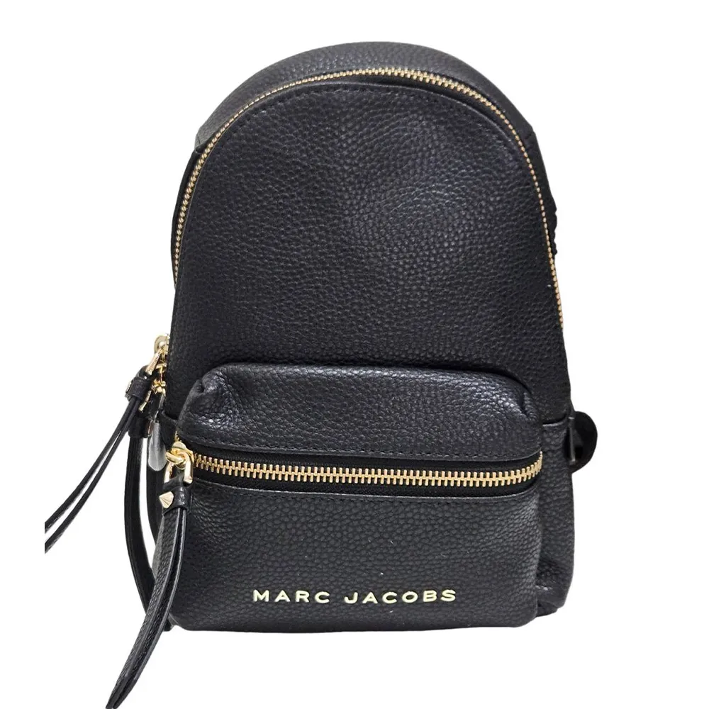 【MARC JACOBS】MJ專櫃款荔枝紋皮革印字LOGO前口袋設計雙拉鍊後背包(黑色/迷你款/贈原廠紙袋)
