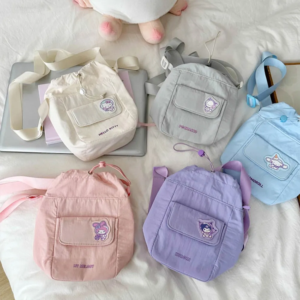 【SANRIO 三麗鷗】雙11 三麗鷗家族抽繩斜背包(酷洛米/凱蒂貓/美樂蒂/大耳狗/帕恰狗)