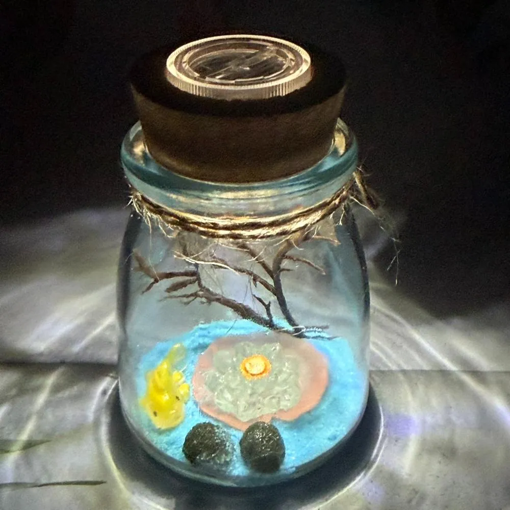 【A-ONE 匯旺】黃鯉魚+夜光荷花荷葉 綠藻球瓶 含2顆綠藻 白光LED 150ml布丁杯 DIY小森林生態水草盆栽