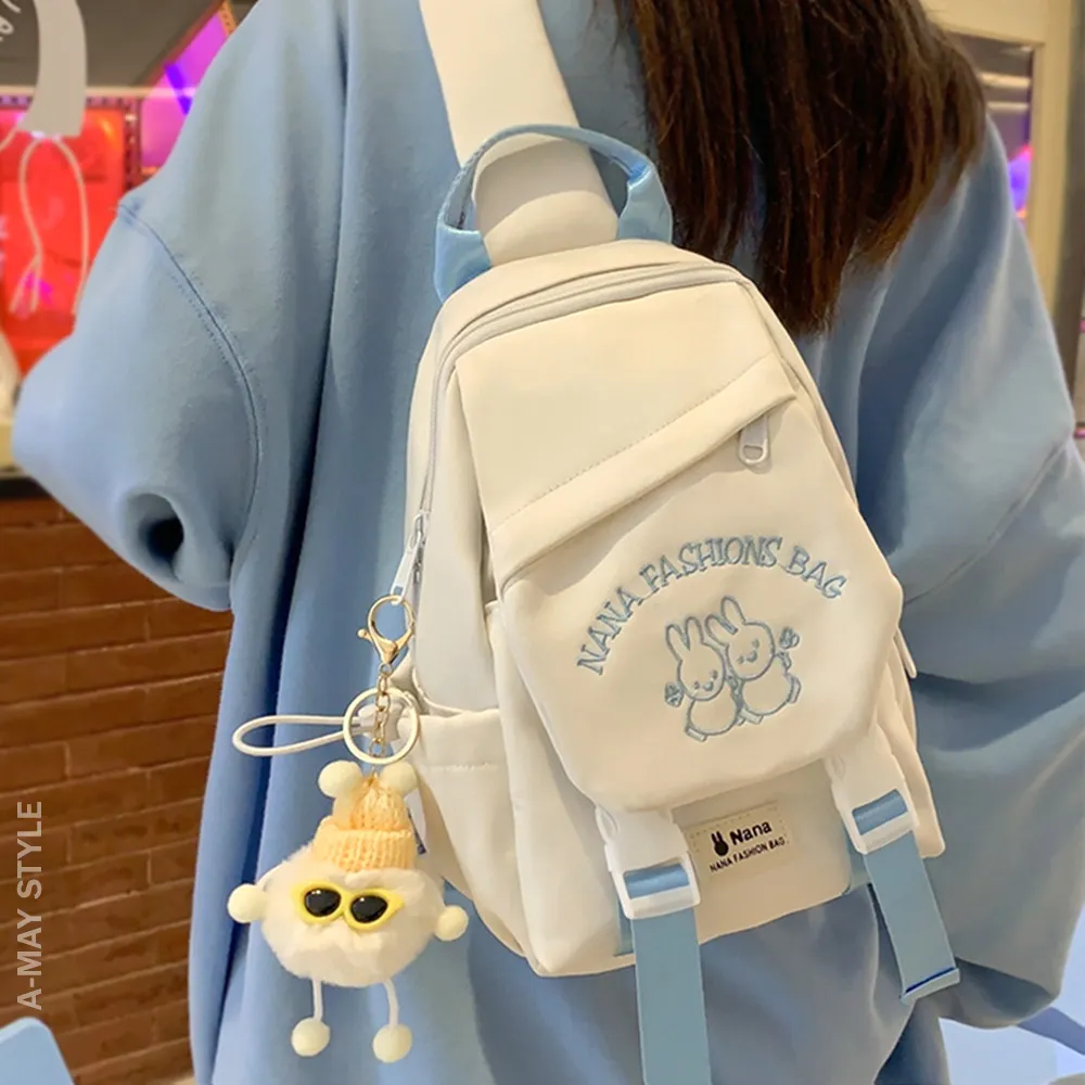 【Amay Style 艾美時尚】現貨 旅行後背包 尼龍包 多夾層卡通印花休閒撞色斜肩背包。附贈吊飾(5色)