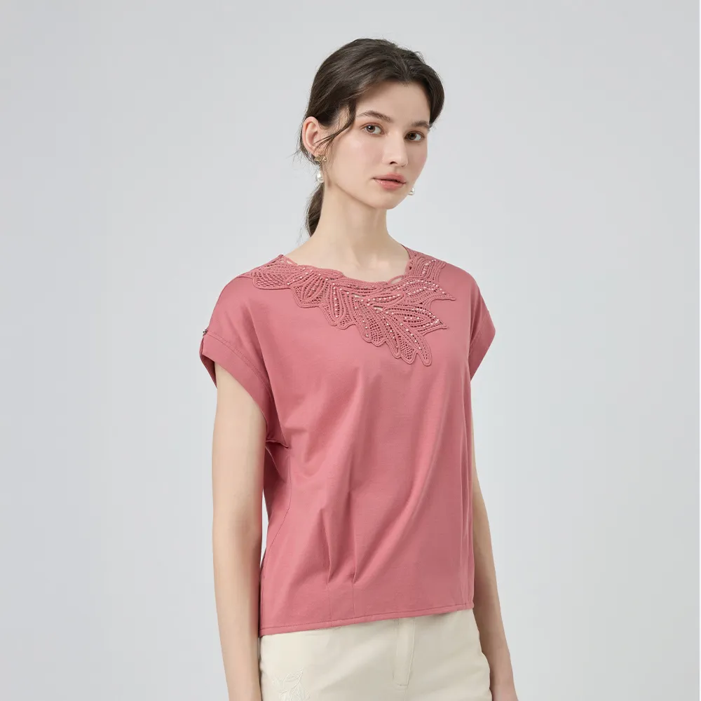 【ILEY 伊蕾】下擺開衩縷空刺繡棉質上衣(兩色；M-XL；1252011212)