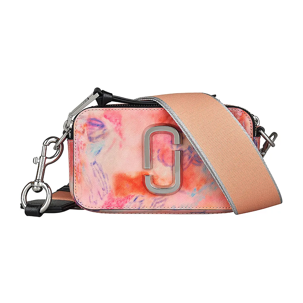 【MARC JACOBS】MARC JACOBS SNAPSHOT銀字LOGO水彩紮染設計防刮牛皮雙拉鍊斜背相機包(水彩粉)