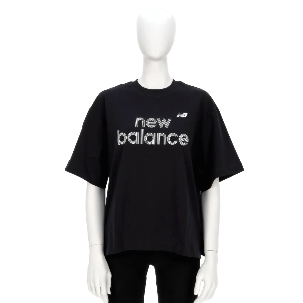 【NEW BALANCE】女款 黑色 美規 寬鬆 文字 印花 T恤 運動 休閒 短袖 WT61L713BK