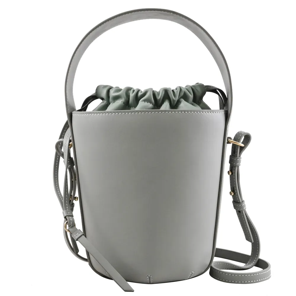 【Chloe’ 蔻依】Sense Bucket 簡約電繡LOGO小牛皮手提兩用包水桶包(灰綠)